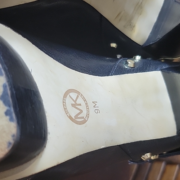 Women's Michael Kors Black Leather Size 9M 5 inch Heels - Picture 6 of 12